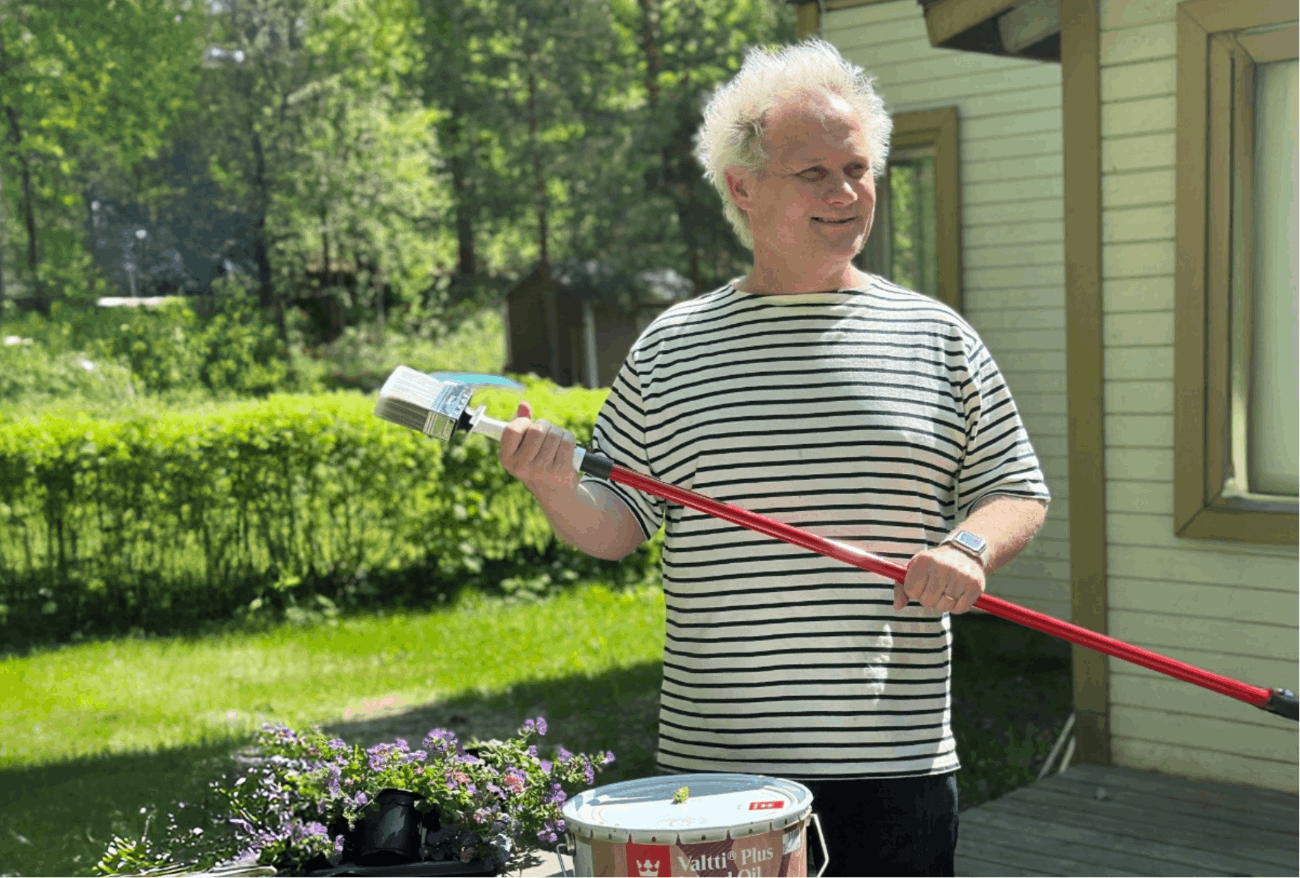 Jani Halme ja terassinhuoltotarvikkeita ja -materiaaleja.