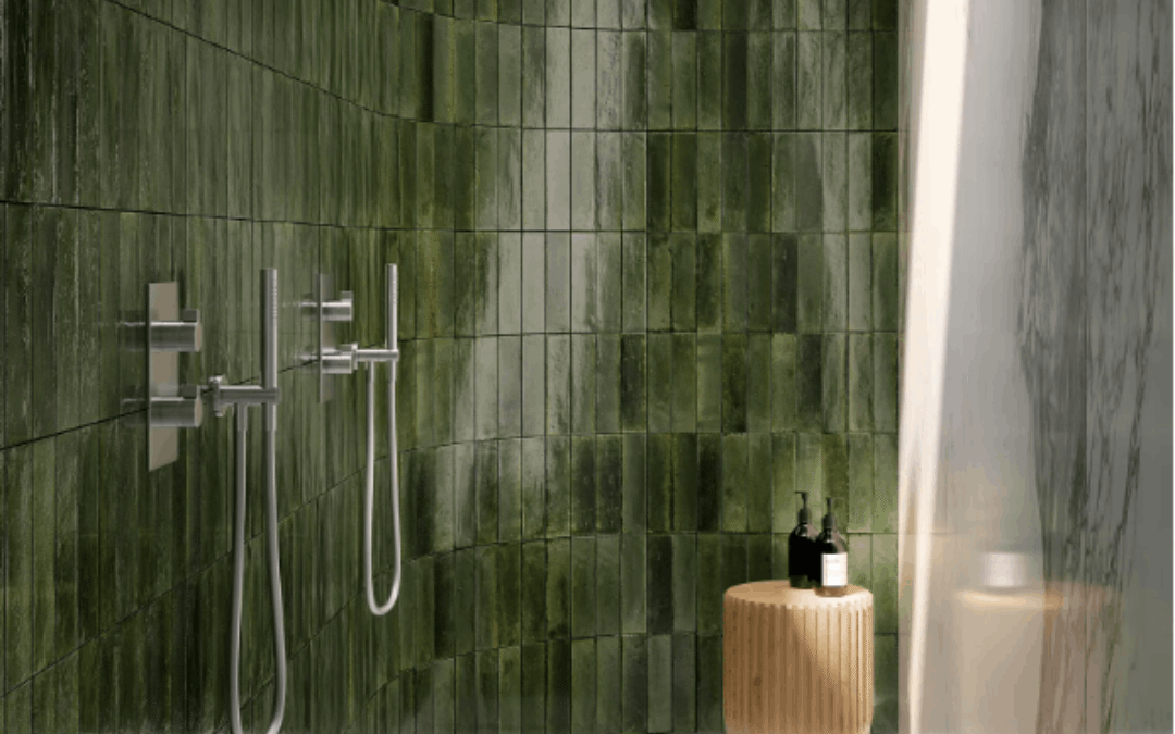 Moderni vihreä laatoitetu kylpyhuone.