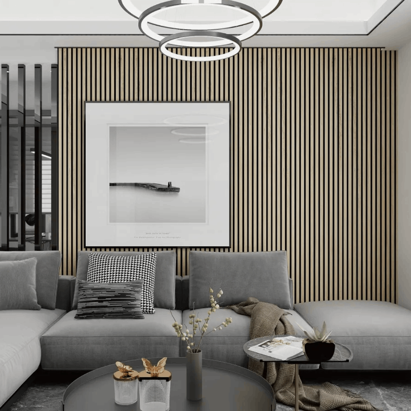 Kuva olohuoneesta, jossa seinällä akustiikkapaneeli.